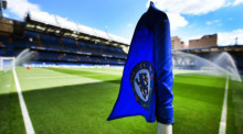 Eckfahne mit dem Chelsea-Logo vor dem Spiel der englischen Premier League. Foto: epa/Andy Rainandy