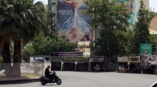 Autos fahren in Teheran an einem antiisraelischen Plakat auf dem Palästina-Platz vorbei Foto: EPA/Abedin Taherkenareh