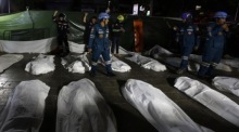 Nach dem Brand im Livemusiklokal Rong Beer Na Ladprao untersuchen Polizei und Sachverständige weiter die Brandursache und mögliche Versäumnisse. Foto: epa/Rungroj Yongrit