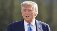 US-Präsident Donald Trump beim Familienfoto mit anderen Staats- und Regierungschefs beim G7-Gipfel auf dem Golfplatz in Kananaskis. Foto: epa/Ludovic Marin