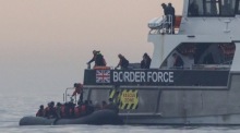 Migranten werden bei der Überquerung des Ärmelkanals mit einem Boot in das Vereinigte Königreich gerettet. Foto: epa/Tolga Akmen