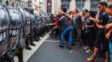 Bei einem Protest gegen die Regierung Milei in Buenos Aires stoßen Demonstranten mit der Polizei zusammen. Foto: epa/Juan Ignacio Roncoroni
