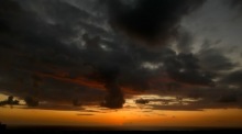 Die Sonne geht über Beirut unter, gesehen von Baabda, und taucht die Stadt in warmes Abendlicht sanft im Abend, am Mittelmeer. Foto: EPA/Wael Hamzeh