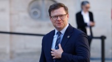 Bundesumweltminister Carsten Schneider trifft zu den Beratungen der G7-Umweltminister in Paris ein. Im Mittelpunkt stehen Klima-, Umwelt- und Naturschutzthemen. Foto: Mohammed Badra/epa/dpa