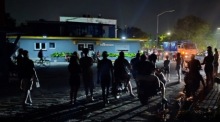 Demonstranten protestieren in Havanna gegen die anhaltenden Stromausfälle. Die täglichen Proteste spiegeln die wachsende Unzufriedenheit in Kuba wider. Foto: Ernesto Mastrascusa/epa