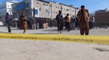 Pakistans Sicherheitsbeamte inspizieren den Schauplatz einer Explosion in Quetta, der Provinzhauptstadt der Provinz Belutschistan. Foto: epa/Fayyaz Ahmed