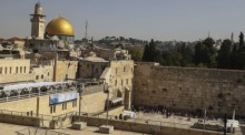 Jüdische Gläubige beten an der Klagemauer in der Altstadt von Jerusalem. Foto: epa/Manuel De Almeida