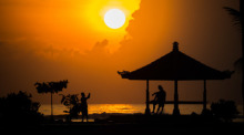Die Sonne geht am Strand von Nusa Dua am Tag vor Beginn des G20-Gipfels auf. Foto: Christoph Soeder/dpa