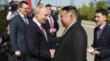 Die vom Kreml veröffentlichte Aufnahme zeigt Wladimir Putin (l), Präsident von Russland, und Kim Jong Un, Machthaber von Nordkorea. oto: Vladimir Smirnov/Pool Sputnik Kremlin/AP/dpa