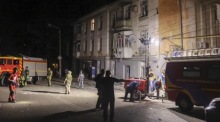 Ukrainische Rettungskräfte arbeiten nach einem russischen Angriff in einem zerstörten Wohngebiet der Hafenstadt Odessa. Foto: EPA/Igor Maslov