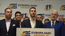 Der Vorsitzende der Partei Europe Now, Milojko Spajic (C), spricht nach den ersten Ergebnissen der Parlamentswahlen in Podgorica mit den Medien. Foto: epa/Boris Pejovic
