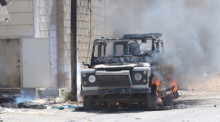 Ein brennendes Fahrzeug ist in der strategisch wichtigen Stadt Saida im Südosten der Stadt Daraa zu sehen. Foto: epa/Youssef Badawi