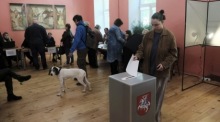 Während der Präsidentschaftswahlen in Vilnius gibt eine Frau in einem Wahllokal ihre Stimme ab. Foto: epa/Valda Kalnina