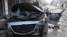 Nach Angriffen der israelischen Armee in Jenin steht ein zerstörtes Auto auf der Straße. Foto: epa/Alaa Badarneh