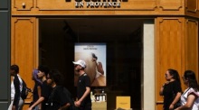 US-Zölle belasten französische Kosmetikbranche, Kunden vor L'Occitane-Geschäft in Paris, wichtige Exportmärkte geraten unter Druck. Foto: epa/Teresa Suarez