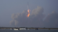 Das Raumschiff «Starship» von SpaceX startet von der Starbase in Boca Chica. Foto: Eric Gay/Ap/dpa