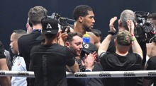 Anthony Joshua jubelt nach dem K.-o.-Sieg gegen Francis Ngannou beim Schwergewichtskampf in Riad. Foto: EPA/Stringer