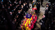 König Charles III. und Königsgemahlin Camilla folgen dem Sarg von Königin Elizabeth II., der in die St.-Georges-Kapelle von Schloss Windsor getragen wird. Foto: Ben Birchall/Pa Wire/dpa