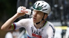 Tadej Pogačar kühlt sich während der sechsten Etappe der Tour de France zwischen Pau und Gavarnie-Gèdre ab. Foto: EPA/Yoan Valat