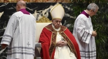 Im Petersdom in der Vatikanstadt leitet Papst Franziskus eine Messe zum Gedenken an verstorbene Kardinäle und Bischöfe. Foto: epa/Riccardo Antimiani