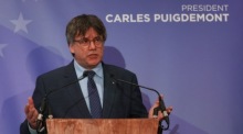 Katalanischer Regierungschef Carles Puigdemont in der Presse. Foto: epa/Olivier Hoslet