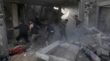 Nach erneuten israelischen Luftangriffen in Khan Younis suchen Palästinenser in den Trümmern eines zerstörten Hauses nach Leichen und Überlebenden. Foto: epa/Mohammed Saber
