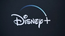 Bei der Premiere der Disney Plus-Web-TV-Serie hängt das Disney Plus-Logo im Hintergrund des roten Teppichs. Foto: epa/Christian Monterrosa