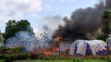 Flammen und Rauch steigen aus einem Ebola-Behandlungszentrum auf. Foto: Dirole Lotsima Dieudonne/Ap/dpa