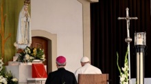 Papst Franziskus (C-R) betet in der Kapelle der Erscheinungen im Heiligtum Unserer Lieben Frau von Fatima in Fatima. Foto: epa/Maurizio Brambatti