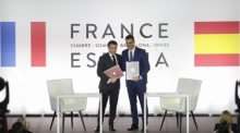 Der französische Präsident Emmanuel Macron (L) und der spanische Premierminister Pedro Sanchez (R) posieren nach der Unterzeichnung von Vereinbarungen im Rahmen des bilateralen Gipfeltreffens Spanien-Frankreich im Nat... Foto: epa/Alberto Estevez