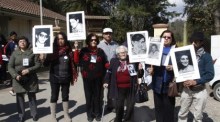 Angehörige von Pinochets Opfern betreten die Colonia Dignidad, um das gemeinsame Grab zu besuchen. Foto: EPA-EFE/Benjamin Hernandez
