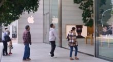 Menschen gehen an einem Apple-Einzelhandelsgeschäft in Los Angeles vorbei. Foto: epa/Allison Dinner