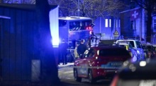 Einsatzkräfte untersuchen in Stockholm die Unfallstelle, nachdem ein Bus in eine Haltestelle raste und Menschen – starben. Foto: epa/Henrik Montgomery