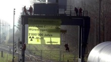 Greenpeace-Aktivisten haben ein Transparent vor dem Atommüll-Zwischenlager in Würenlingen aufgestellt. Foto: epa/Dave_adair