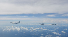 Kampfflugzeuge des Ostkommandos der chinesischen Volksbefreiungsarmee (PLA) führen während gemeinsamer Kampfübungen um die Insel Taiwan Operationen durch. Foto: Li Bingyu