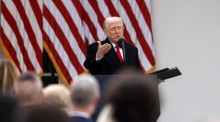 Donald Trump spricht im Rosengarten, bevor er den Truthahn „Gobble“ im Rahmen der traditionellen Thanksgiving-Zeremonie begnadigt. Foto: EPA/Will Oliver