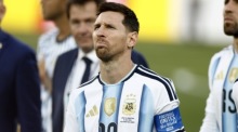 Lionel Messi zeigt sich bei der Siegerehrung nach der Finalniederlage Argentiniens gegen Spanien bei der Fußball-Weltmeisterschaft 2026 enttäuscht. Foto: EPA/Will Oliver