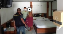 Bei einer Razzia in Kanchanaburi verhaftet die Polizei einen 27-jährigen Mann, der von einer Minderjährigen sexuelle Dienstleistungen gekauft haben soll. Ebenfalls festgenommen wurde die 16-jährige Zuhälterin (Foto zur Verfügung gestellt).