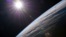 Die Erde erscheint aus Sicht der Internationalen Raumstation im Sonnenlicht. Der Erdüberlastungstag macht auf den hohen Ressourcenverbrauch aufmerksam. Foto: NASA/dpa