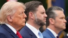 US-Präsident Donald Trump, Vizepräsident JD Vance und Verteidigungsminister Pete Hegseth nehmen am Memorial Day an einer Gedenkzeremonie auf dem Nationalfriedhof Arlington teil. Foto: Alex Brandon/Ap/dpa