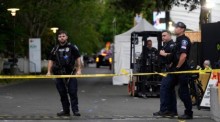 Polizisten riegeln das Gelände des Seattle Center ab, nachdem Schüsse während des „Bite of Seattle“-Food-Festivals gefallen sind. Foto: Lindsey Wasson/Ap/dpa