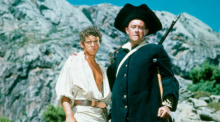 Jim Hawkins und der Pirat Long John Silver suchen in der TV-Serie „Die Schatzinsel“ von 1966 nach dem verborgenen Schatz. Foto: ZDF/Roger Fellows/dpa
