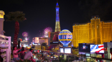 Ein Feuerwerk explodiert über dem Las Vegas Strip während der Feierlichkeiten zum Unabhängigkeitstag. Foto: Chase Stevens