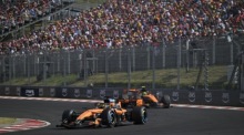 Die McLaren-Piloten Oscar Piastri und Lando Norris fahren beim Großen Preis von Ungarn auf dem Hungaroring in Mogyoród Seite an Seite. Foto: EPA/Tamas Vasvari