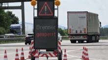Eine Anzeigetafel an der A8 bei Holzkirchen weist Autofahrer auf die Sperrung der Brennerautobahn in Tirol hin. Foto: Felix Hörhager/dpa