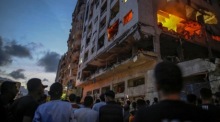 Palästinenser begutachten die Zerstörungen nach einem israelischen Luftangriff im Viertel Al Rimal in Gaza-Stadt. Foto: epa/Mohammed Saber