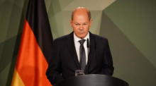 Bundeskanzler Olaf Scholz spricht während der Bundeswehrkonferenz im Hotel Intercontinental in Berlin. Foto: epa/Clemens Bilan