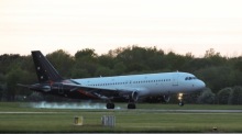 Britische Passagiere der «MV Hondius» landen nach dem Hantavirus-Ausbruch mit einem Charterflug am Flughafen Manchester. Foto: epa/Adam Vaughan