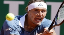 Alexander Zverev aus Deutschland schlägt eine Rückhand. Foto: EPA-EFE/Sebastien Nogier