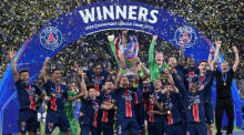 Paris Saint-Germain feiert nach dem Champions-League-Triumph mit Kapitän Marquinhos den begehrten Pokal. Foto: Robert Michael/dpa